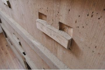 アンティーク建具　特大　特注品!!　松竹梅・鶴亀図　欅(ケヤキ)材　古い豪商で使われていた蔵戸1枚を2分割にリメイク!!　蔵戸2枚セット(引き戸、格子戸、玄関戸)(R-069175)