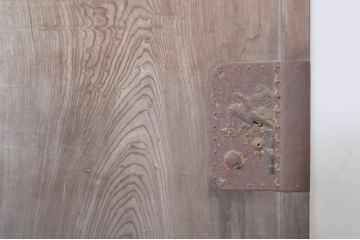 アンティーク建具　特大　特注品!!　欅(ケヤキ)材　古い豪商で使われていた蔵戸1枚を2分割にリメイク!!存在感抜群の蔵戸2枚セット(引き戸、玄関戸)(R-069176)