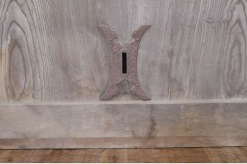 アンティーク建具　特大　特注品!!　欅(ケヤキ)材　古い豪商で使われていた蔵戸1枚を2分割にリメイク!!存在感抜群の蔵戸2枚セット(引き戸、玄関戸)(R-069176)