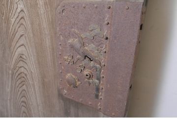 アンティーク建具　特大　特注品!!　欅(ケヤキ)材　古い豪商で使われていた蔵戸1枚を2分割にリメイク!!存在感抜群の蔵戸2枚セット(引き戸、玄関戸)(R-069176)