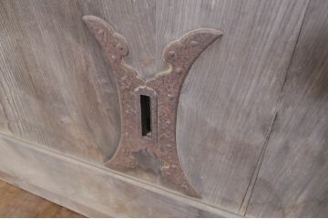 アンティーク建具　特大　特注品!!　欅(ケヤキ)材　古い豪商で使われていた蔵戸1枚を2分割にリメイク!!存在感抜群の蔵戸2枚セット(引き戸、玄関戸)(R-069176)