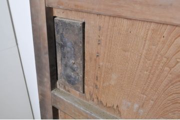 アンティーク建具　特大　特注品!!　欅(ケヤキ)材　古い豪商で使われていた蔵戸1枚を2分割にリメイク!!存在感抜群の蔵戸2枚セット(引き戸、玄関戸)(R-069176)