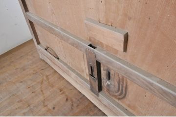 アンティーク建具　特大　特注品!!　欅(ケヤキ)材　古い豪商で使われていた蔵戸1枚を2分割にリメイク!!存在感抜群の蔵戸2枚セット(引き戸、玄関戸)(R-069176)