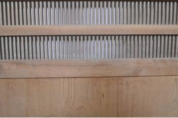 アンティーク建具　特大　特注品!!　欅(ケヤキ)材　古い豪商で使われていた蔵戸1枚を2分割にリメイク!!存在感抜群の格子蔵戸2枚セット(引き戸、格子戸、玄関戸)(R-069177)