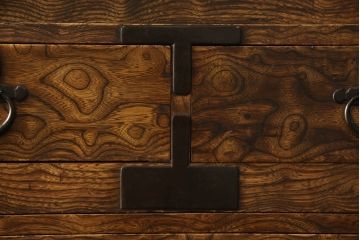 和製アンティーク　希少!!　激レア　前面総欅(ケヤキ)材　前面の美しい玉杢が目を引く三つ重ね時代箪笥(和箪笥、衣装箪笥、収納タンス、引き出し、チェスト)(R-069182)