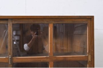 和製アンティーク　両面使い　ナラ(楢)材　シンプルなデザインのレトロ感溢れるカウンター収納棚(サイドボード、サイドキャビネット、カウンターテーブル、本箱、ブックケース、戸棚、飾り棚)(R-069184)