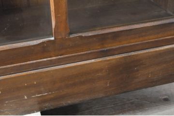 和製アンティーク　両面使い　ナラ(楢)材　シンプルなデザインのレトロ感溢れるカウンター収納棚(サイドボード、サイドキャビネット、カウンターテーブル、本箱、ブックケース、戸棚、飾り棚)(R-069184)