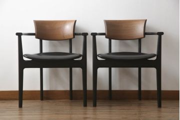 中古　美品　柏木工(カシワ木工、KASHIWA)　本革(レザー)　ウォールナット材　オーク材　シンプルながらも身体に馴染む形状と落ち着いた色合いが素敵なシック(CHIC)アームチェア2脚セット(ダイニングチェア、ワークチェア、椅子、イス、いす)(定価2脚で約27万円)(R-069195)