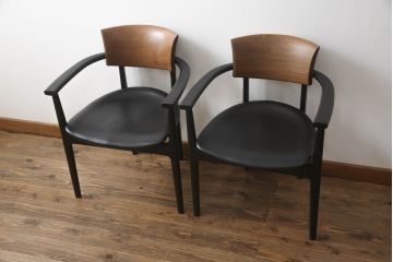 中古　美品　柏木工(カシワ木工、KASHIWA)　本革(レザー)　ウォールナット材　オーク材　シンプルながらも身体に馴染む形状と落ち着いた色合いが素敵なシック(CHIC)アームチェア2脚セット(ダイニングチェア、ワークチェア、椅子、イス、いす)(定価2脚で約27万円)(R-069195)