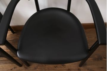 中古　美品　柏木工(カシワ木工、KASHIWA)　本革(レザー)　ウォールナット材　オーク材　シンプルながらも身体に馴染む形状と落ち着いた色合いが素敵なシック(CHIC)アームチェア2脚セット(ダイニングチェア、ワークチェア、椅子、イス、いす)(定価2脚で約27万円)(R-069195)