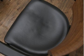 中古　美品　柏木工(カシワ木工、KASHIWA)　本革(レザー)　ウォールナット材　オーク材　シンプルながらも身体に馴染む形状と落ち着いた色合いが素敵なシック(CHIC)アームチェア2脚セット(ダイニングチェア、ワークチェア、椅子、イス、いす)(定価2脚で約27万円)(R-069195)