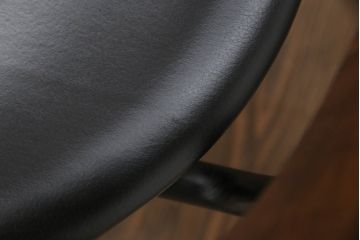 中古　美品　柏木工(カシワ木工、KASHIWA)　本革(レザー)　ウォールナット材　オーク材　シンプルながらも身体に馴染む形状と落ち着いた色合いが素敵なシック(CHIC)アームチェア2脚セット(ダイニングチェア、ワークチェア、椅子、イス、いす)(定価2脚で約27万円)(R-069195)