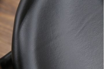 中古　美品　柏木工(カシワ木工、KASHIWA)　本革(レザー)　ウォールナット材　オーク材　シンプルながらも身体に馴染む形状と落ち着いた色合いが素敵なシック(CHIC)アームチェア2脚セット(ダイニングチェア、ワークチェア、椅子、イス、いす)(定価2脚で約27万円)(R-069195)