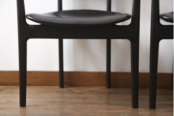 中古　美品　柏木工(カシワ木工、KASHIWA)　本革(レザー)　ウォールナット材　オーク材　シンプルながらも身体に馴染む形状と落ち着いた色合いが素敵なシック(CHIC)アームチェア2脚セット(ダイニングチェア、ワークチェア、椅子、イス、いす)(定価2脚で約27万円)(R-069195)
