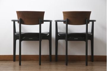 中古　美品　柏木工(カシワ木工、KASHIWA)　本革(レザー)　ウォールナット材　オーク材　シンプルながらも身体に馴染む形状と落ち着いた色合いが素敵なシック(CHIC)アームチェア2脚セット(ダイニングチェア、ワークチェア、椅子、イス、いす)(定価2脚で約27万円)(R-069195)