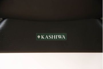 中古　美品　柏木工(カシワ木工、KASHIWA)　本革(レザー)　ウォールナット材　オーク材　シンプルながらも身体に馴染む形状と落ち着いた色合いが素敵なシック(CHIC)アームチェア2脚セット(ダイニングチェア、ワークチェア、椅子、イス、いす)(定価2脚で約27万円)(R-069195)
