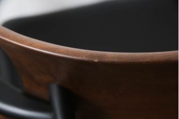 中古　美品　柏木工(カシワ木工、KASHIWA)　本革(レザー)　ウォールナット材　オーク材　シンプルながらも身体に馴染む形状と落ち着いた色合いが素敵なシック(CHIC)アームチェア2脚セット(ダイニングチェア、ワークチェア、椅子、イス、いす)(定価2脚で約27万円)(R-069195)