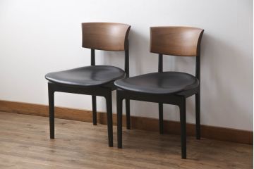 中古　美品　柏木工(カシワ木工、KASHIWA)　本革(レザー)　ウォールナット材　オーク材　シンプルながらも身体に馴染む形状と落ち着いた色合いが素敵なシック(CHIC)サイドチェア2脚セット(ダイニングチェア、ワークチェア、椅子、イス、いす)(定価2脚で約25万円)(R-069196)