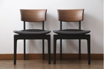 中古　美品　柏木工(カシワ木工、KASHIWA)　本革(レザー)　ウォールナット材　オーク材　シンプルながらも身体に馴染む形状と落ち着いた色合いが素敵なシック(CHIC)サイドチェア2脚セット(ダイニングチェア、ワークチェア、椅子、イス、いす)(定価2脚で約25万円)(R-069196)