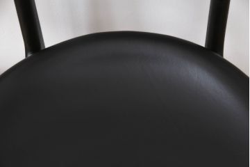 中古　美品　柏木工(カシワ木工、KASHIWA)　本革(レザー)　ウォールナット材　オーク材　シンプルながらも身体に馴染む形状と落ち着いた色合いが素敵なシック(CHIC)サイドチェア2脚セット(ダイニングチェア、ワークチェア、椅子、イス、いす)(定価2脚で約25万円)(R-069196)