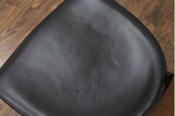 中古　美品　柏木工(カシワ木工、KASHIWA)　本革(レザー)　ウォールナット材　オーク材　シンプルながらも身体に馴染む形状と落ち着いた色合いが素敵なシック(CHIC)サイドチェア2脚セット(ダイニングチェア、ワークチェア、椅子、イス、いす)(定価2脚で約25万円)(R-069196)