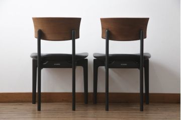 中古　美品　柏木工(カシワ木工、KASHIWA)　本革(レザー)　ウォールナット材　オーク材　シンプルながらも身体に馴染む形状と落ち着いた色合いが素敵なシック(CHIC)サイドチェア2脚セット(ダイニングチェア、ワークチェア、椅子、イス、いす)(定価2脚で約25万円)(R-069196)