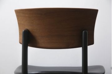 中古　美品　柏木工(カシワ木工、KASHIWA)　本革(レザー)　ウォールナット材　オーク材　シンプルながらも身体に馴染む形状と落ち着いた色合いが素敵なシック(CHIC)サイドチェア2脚セット(ダイニングチェア、ワークチェア、椅子、イス、いす)(定価2脚で約25万円)(R-069196)