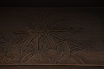 和製ビンテージ　軽井沢彫り　隅々まで施された牡丹の彫りが美しいキャビネット(食器棚、カップボード、収納棚、戸棚、飾り棚、ヴィンテージ)(R-069201)