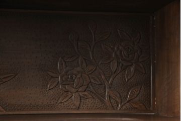 和製ビンテージ　軽井沢彫り　隅々まで施された牡丹の彫りが美しいキャビネット(食器棚、カップボード、収納棚、戸棚、飾り棚、ヴィンテージ)(R-069201)
