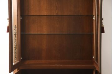 中古　美品　スペイン　高級輸入家具　美術品のような真鍮飾りが美しいキャビネット(収納棚、飾り棚、ガラスケース、ショーケース、キュリオケース、店舗什器)(R-069202)