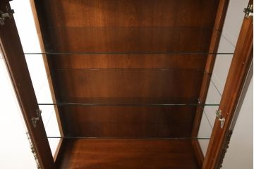 中古　美品　スペイン　高級輸入家具　美術品のような真鍮飾りが美しいキャビネット(収納棚、飾り棚、ガラスケース、ショーケース、キュリオケース、店舗什器)(R-069202)