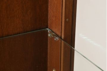 中古　美品　スペイン　高級輸入家具　美術品のような真鍮飾りが美しいキャビネット(収納棚、飾り棚、ガラスケース、ショーケース、キュリオケース、店舗什器)(R-069202)