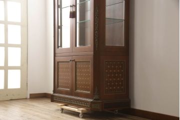 中古　美品　スペイン　高級輸入家具　美術品のような真鍮飾りが美しいキャビネット(収納棚、飾り棚、ガラスケース、ショーケース、キュリオケース、店舗什器)(R-069202)