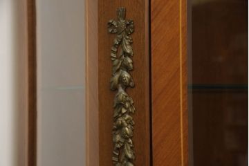 中古　美品　スペイン　高級輸入家具　美術品のような真鍮飾りが美しいキャビネット(収納棚、飾り棚、ガラスケース、ショーケース、キュリオケース、店舗什器)(R-069202)