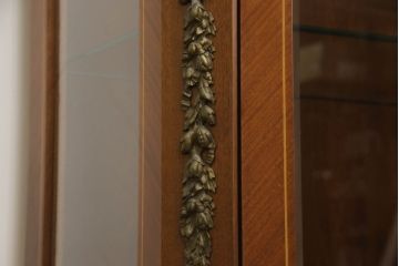 中古　美品　スペイン　高級輸入家具　美術品のような真鍮飾りが美しいキャビネット(収納棚、飾り棚、ガラスケース、ショーケース、キュリオケース、店舗什器)(R-069202)