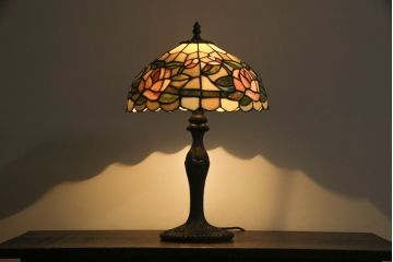 中古　ステンドグラス　ロマンティックな空間づくりに活躍するスタンド照明(スタンドライト、卓上照明、デスクスタンド)(R-069204)