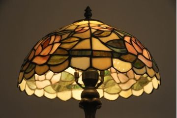 中古　ステンドグラス　ロマンティックな空間づくりに活躍するスタンド照明(スタンドライト、卓上照明、デスクスタンド)(R-069204)