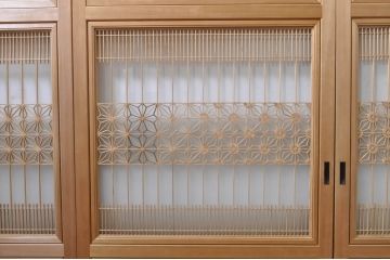 中古　民芸家具　美品　木目が楽しめる杉一枚板を使用した組子入りガラス帯戸4枚セット(建具、引き戸、ガラス戸)(R-069213)
