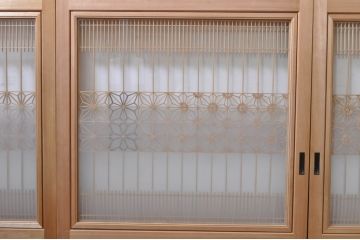 中古　民芸家具　美品　木目が楽しめる杉一枚板を使用した組子入りガラス帯戸4枚セット(建具、引き戸、ガラス戸)(R-069213)