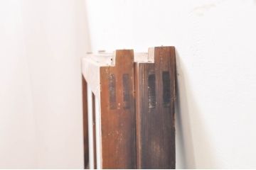 アンティーク建具　経年を感じさせる木味が魅力のガラス窓2枚セット(引き戸、ガラス戸)(R-069218)
