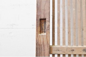 アンティーク建具　和の風情が感じられる杉材の素朴な蔵戸1枚(引き戸、玄関戸)(R-069234)