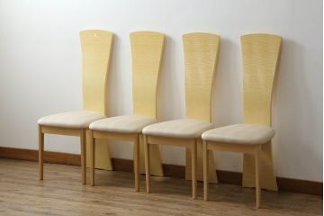  中古　美品　IDC大塚家具取り扱い　オーダー品　松創　ホワイトシカモア材　魅力的なデザインが目を惹くチェア4脚セット(ダイニングチェア、椅子、イス)(定価4脚で約60万円)(R-069236)