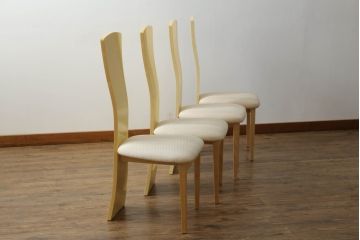  中古　美品　IDC大塚家具取り扱い　オーダー品　松創　ホワイトシカモア材　魅力的なデザインが目を惹くチェア4脚セット(ダイニングチェア、椅子、イス)(定価4脚で約60万円)(R-069236)