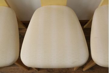  中古　美品　IDC大塚家具取り扱い　オーダー品　松創　ホワイトシカモア材　魅力的なデザインが目を惹くチェア4脚セット(ダイニングチェア、椅子、イス)(定価4脚で約60万円)(R-069236)