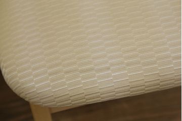  中古　美品　IDC大塚家具取り扱い　オーダー品　松創　ホワイトシカモア材　魅力的なデザインが目を惹くチェア4脚セット(ダイニングチェア、椅子、イス)(定価4脚で約60万円)(R-069236)