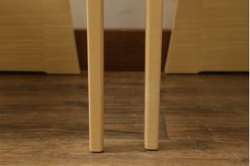  中古　美品　IDC大塚家具取り扱い　オーダー品　松創　ホワイトシカモア材　魅力的なデザインが目を惹くチェア4脚セット(ダイニングチェア、椅子、イス)(定価4脚で約60万円)(R-069236)
