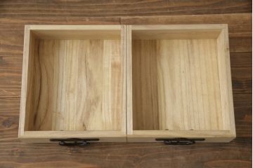 中古　美品　岩谷堂箪笥　菊幸作　小振りなサイズながら存在感を放つ上開き扉付き小箪笥(小物収納、卓上収納、引き出し)(R-069239)