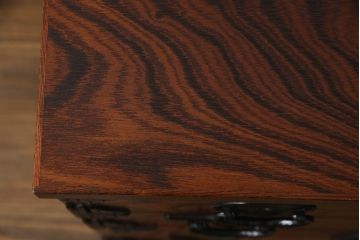 中古　美品　岩谷堂箪笥　菊幸作　小振りなサイズながら存在感を放つ上開き扉付き小箪笥(小物収納、卓上収納、引き出し)(R-069239)