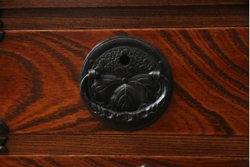 中古　美品　岩谷堂箪笥　菊幸作　小振りなサイズながら存在感を放つ上開き扉付き小箪笥(小物収納、卓上収納、引き出し)(R-069239)
