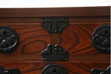 中古　美品　岩谷堂箪笥　菊幸作　小振りなサイズながら存在感を放つ上開き扉付き小箪笥(小物収納、卓上収納、引き出し)(R-069239)